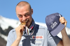 Piotr Żyła ze złotym medalem (fot. Julia Piątkowska)