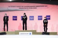 Medalistki, od lewej: Lundby, Klinec, Takanashi (fot. Julia Piątkowska)