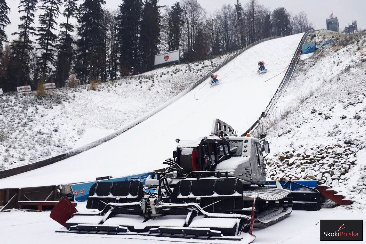 You are currently viewing Śnieg w Wiśle – trwają przygotowania na skoczni im. Adama Małysza! (FOTO)
