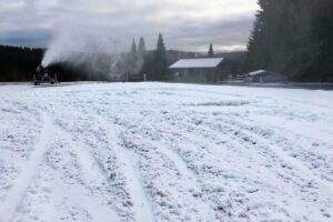 Read more about the article Incydent w Klingenthal: Nieznany sprawca jeździł samochodem po śniegu przeznaczonym na skocznię [FOTO]