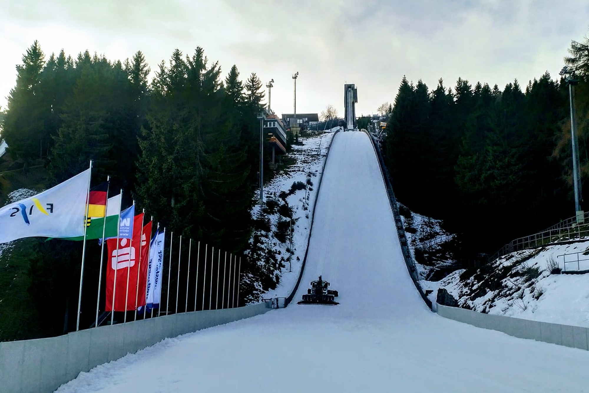 You are currently viewing FIS Cup Oberwiesenthal: 86 skoczków na starcie, Polacy wśród mocnej obsady [LIVE]