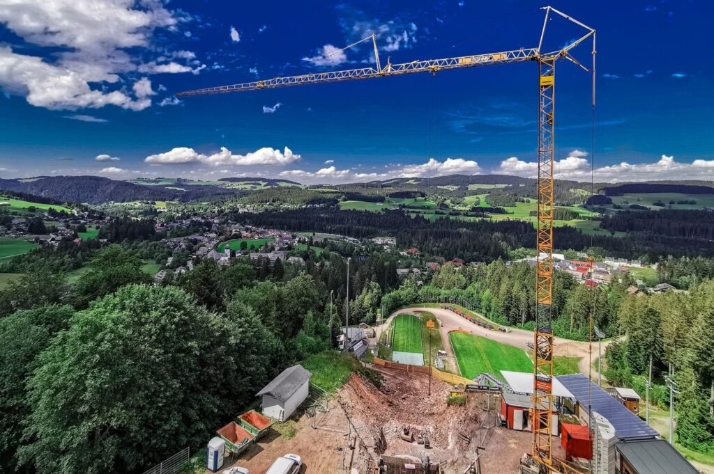 Read more about the article Modernizacja skoczni w Hinterzarten trwa. Plac budowy odwiedził… Martin Schmitt