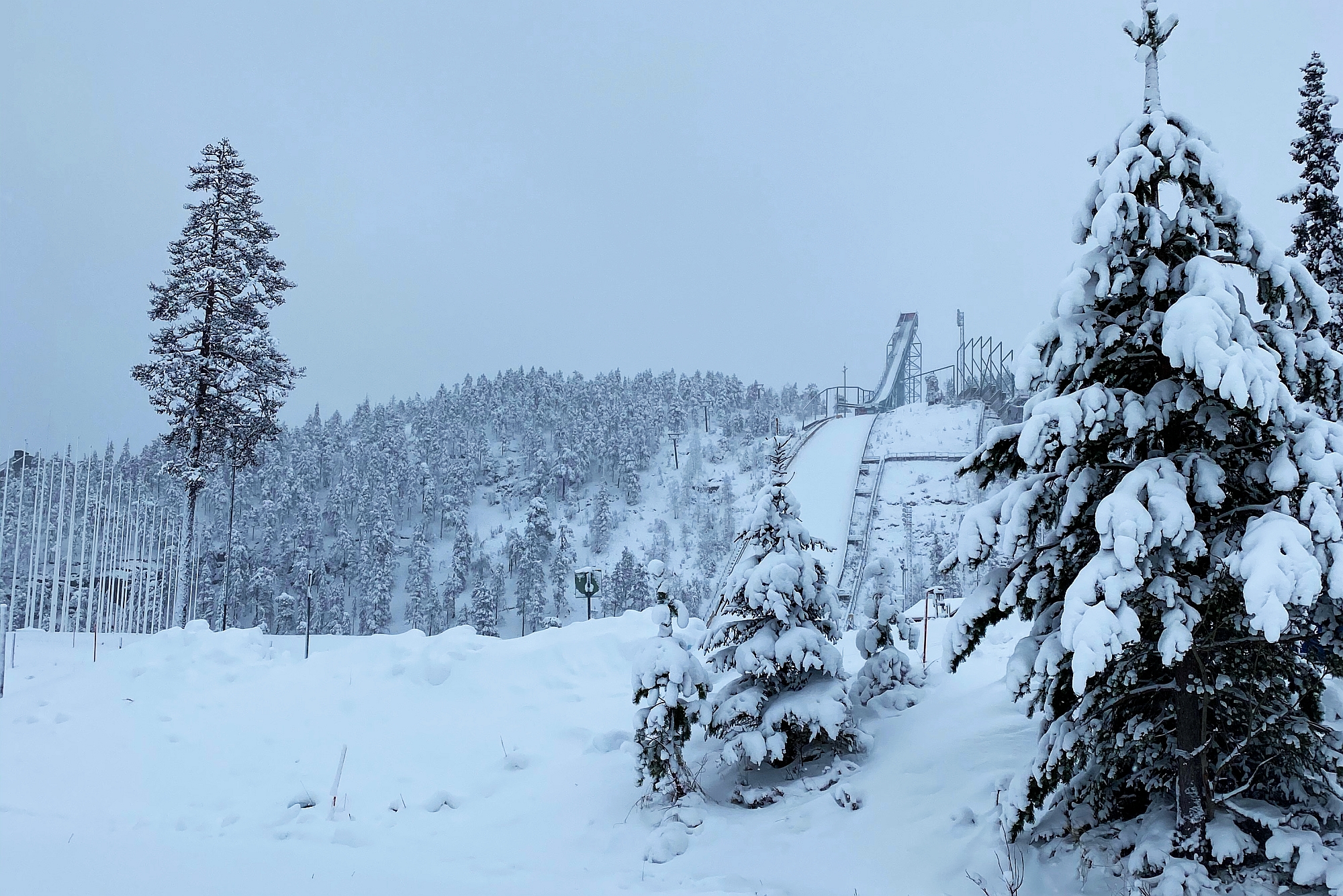You are currently viewing Zima zawitała do Finlandii. Skocznie w Ruce i Rovaniemi już pokryte śniegiem [WIDEO]