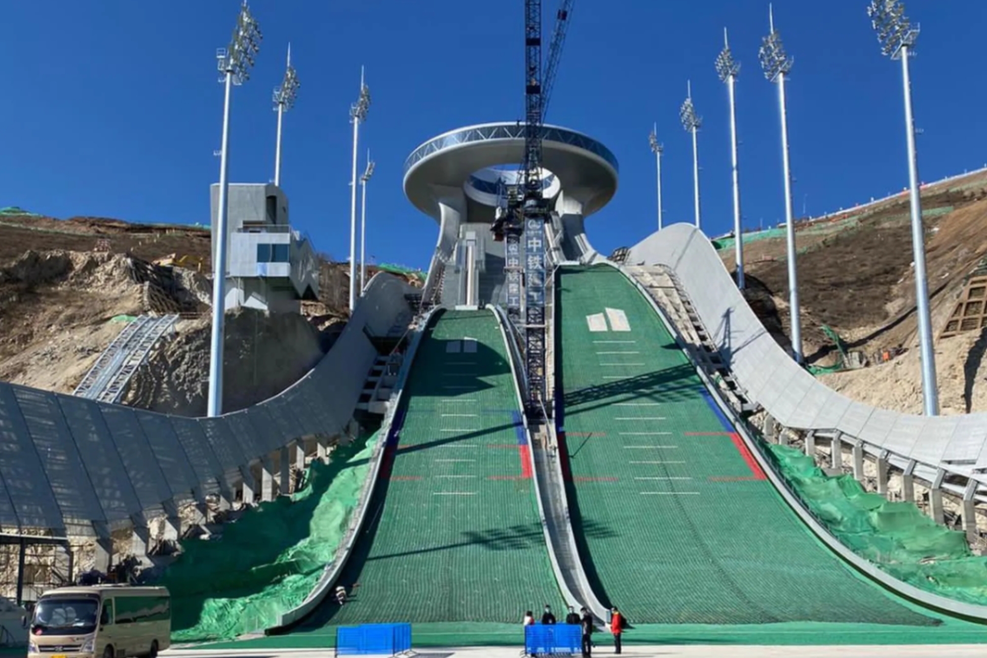 You are currently viewing Działacze FIS wizytowali skocznie olimpijskie w Zhangjiakou