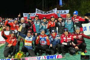 Polska Team PSWisla2022 fotJuliaPiatkowska 300x200 - PŚ Wisła: Dawid Kubacki wygrywa i zostaje pierwszym liderem klasyfikacji generalnej!