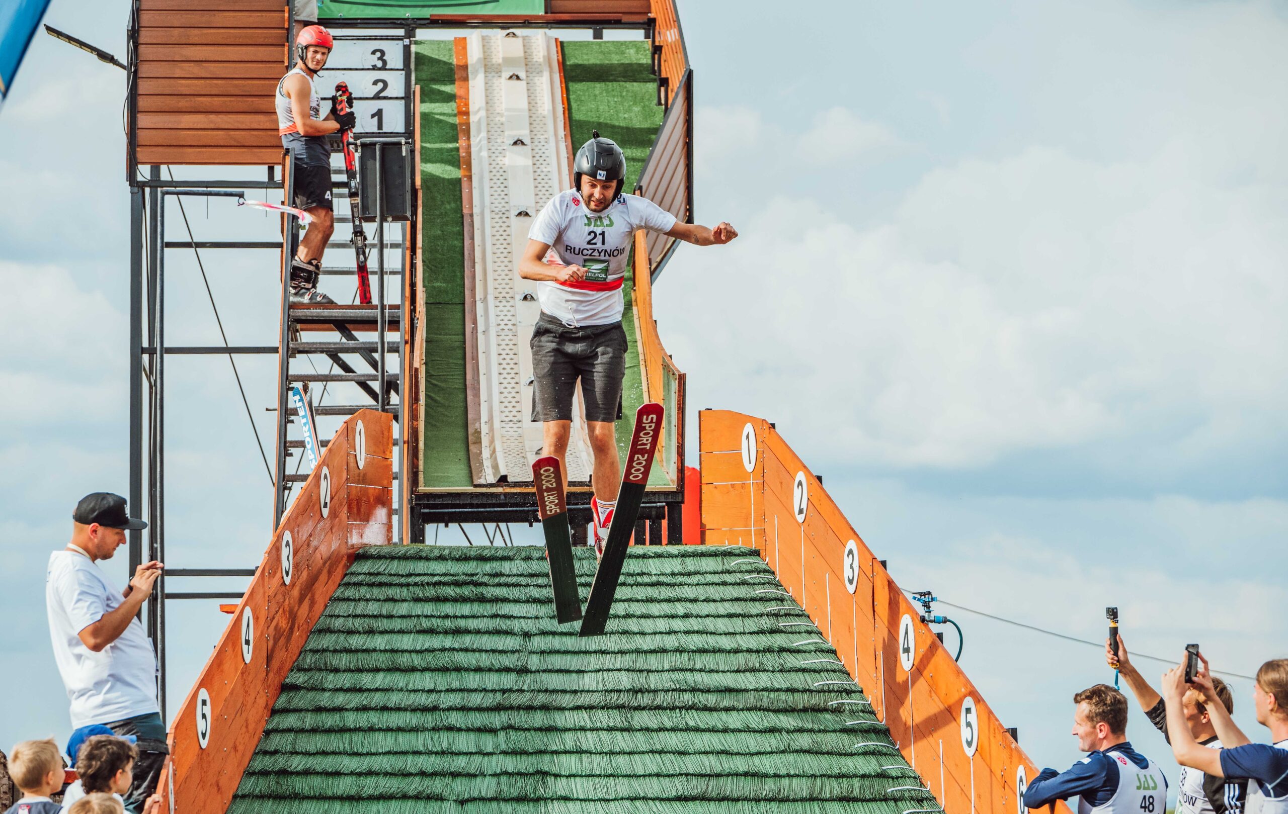 You are currently viewing Kultowe skoki amatorów w Ruczynowie wracają! Zapisy trwają, „każdy da radę”