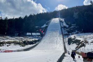 Read more about the article FIS Cup Zakopane: Seria próbna odwołana, konkurs przesunięty na 15:00. Czy wiatr pozwoli na skoki?