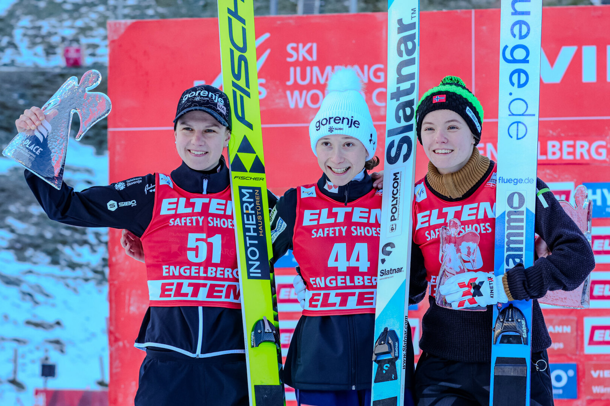 Podium sobotniego konkursu, od lewej: Klinec, Prevc i Kvandal (fot. Joanna Malinowska / Sport w Obiektywie)