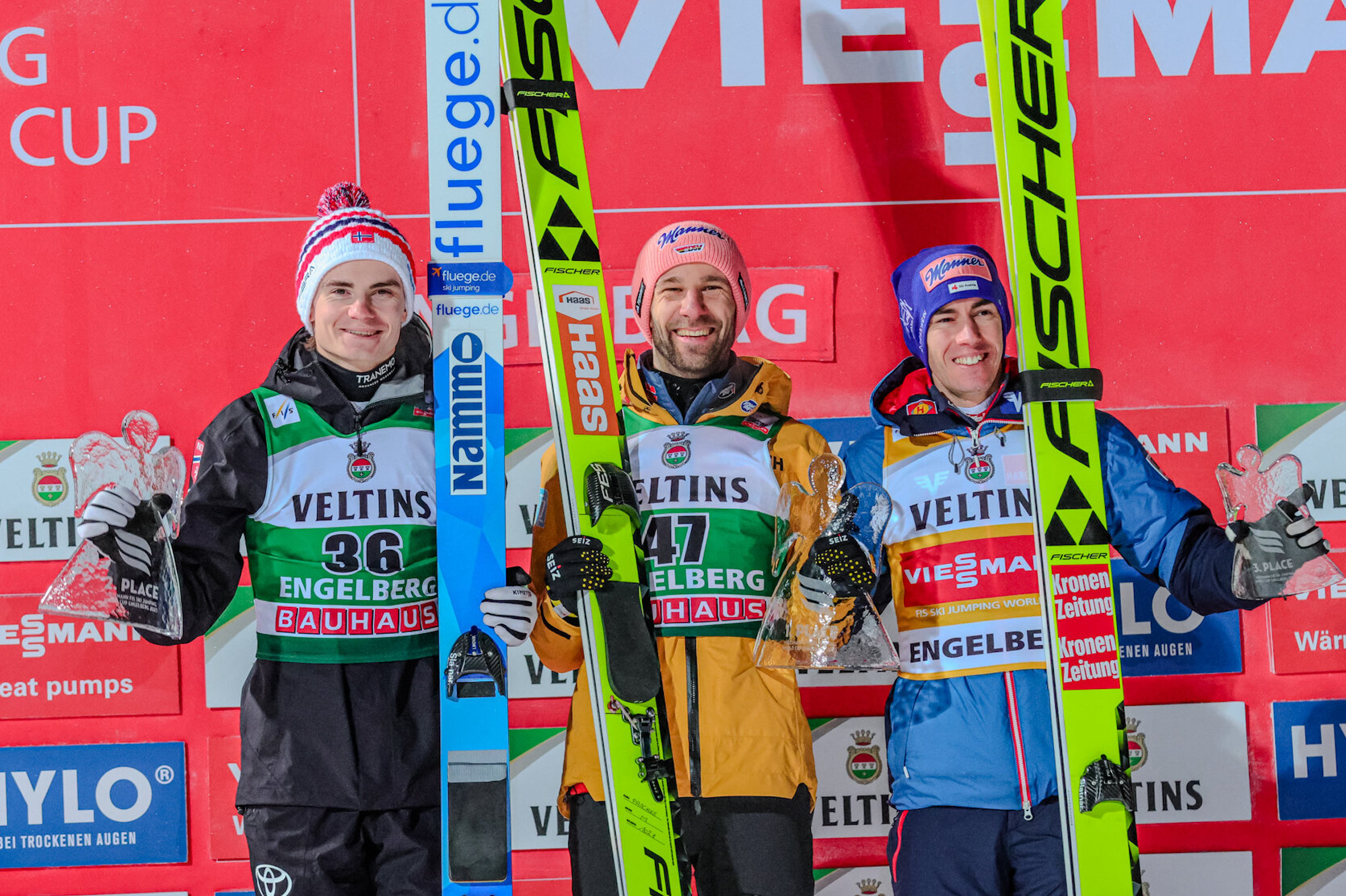 Podium sobotniego konkursu, od lewej: Lindvik, Paschke, Kraft (fot. Joanna Malinowska / Sport w Obiektywie)